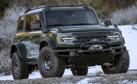 2022 Ford Bronco Everglades (Color: Eruption Green) Front Three-Quarter Wallpapers 450x275 (39)