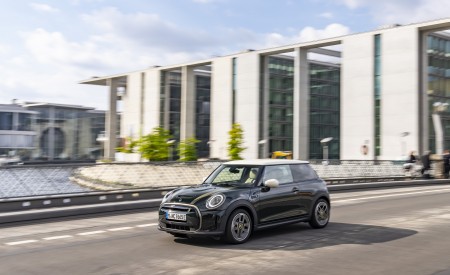 2022 Mini Cooper SE Resolute Edition Front Three-Quarter Wallpapers 450x275 (65)