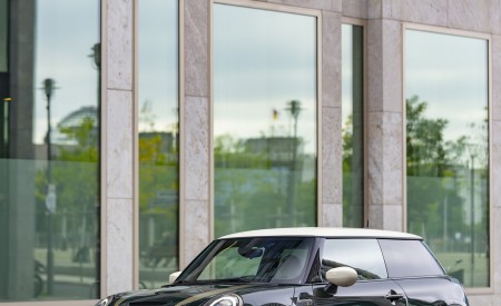 2022 Mini Cooper SE Resolute Edition Front Three-Quarter Wallpapers 450x275 (53)