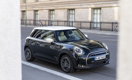 2022 Mini Cooper SE Resolute Edition Front Three-Quarter Wallpapers 450x275 (15)