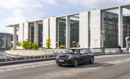 2022 Mini Cooper SE Resolute Edition Front Three-Quarter Wallpapers 450x275 (66)
