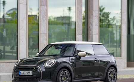 2022 Mini Cooper SE Resolute Edition Front Three-Quarter Wallpapers 450x275 (52)