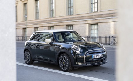 2022 Mini Cooper SE Resolute Edition Front Three-Quarter Wallpapers 450x275 (16)