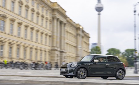 2022 Mini Cooper SE Resolute Edition Front Three-Quarter Wallpapers 450x275 (10)