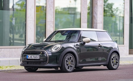 2022 Mini Cooper SE Resolute Edition Front Three-Quarter Wallpapers 450x275 (51)