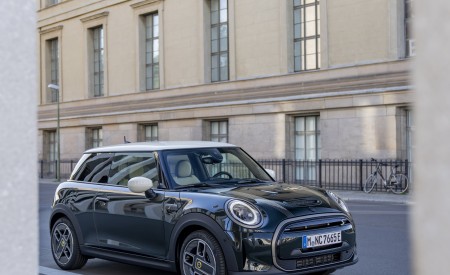 2022 Mini Cooper SE Resolute Edition Front Three-Quarter Wallpapers 450x275 (17)