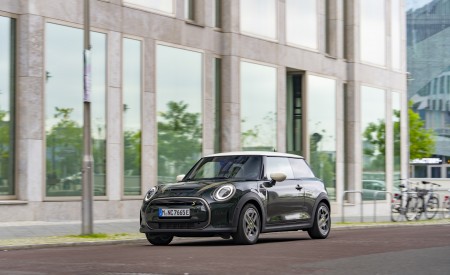 2022 Mini Cooper SE Resolute Edition Front Three-Quarter Wallpapers 450x275 (50)