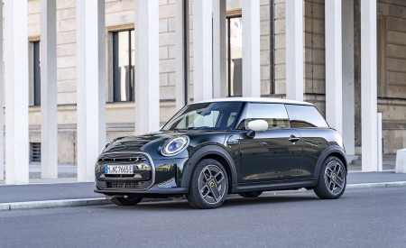 2022 Mini Cooper SE Resolute Edition Front Three-Quarter Wallpapers 450x275 (25)