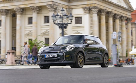 2022 Mini Cooper SE Resolute Edition Front Three-Quarter Wallpapers 450x275 (11)