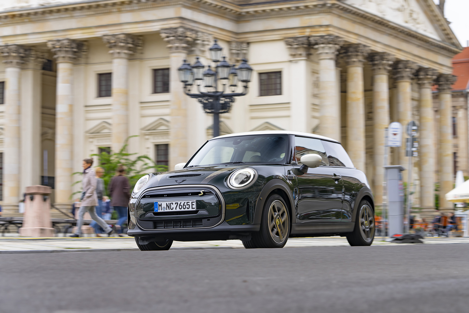 2022 Mini Cooper SE Resolute Edition Front Three-Quarter Wallpapers (11)