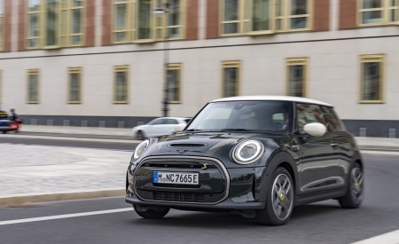 2022 Mini Cooper SE Resolute Edition Front Three-Quarter Wallpapers 450x275 (2)