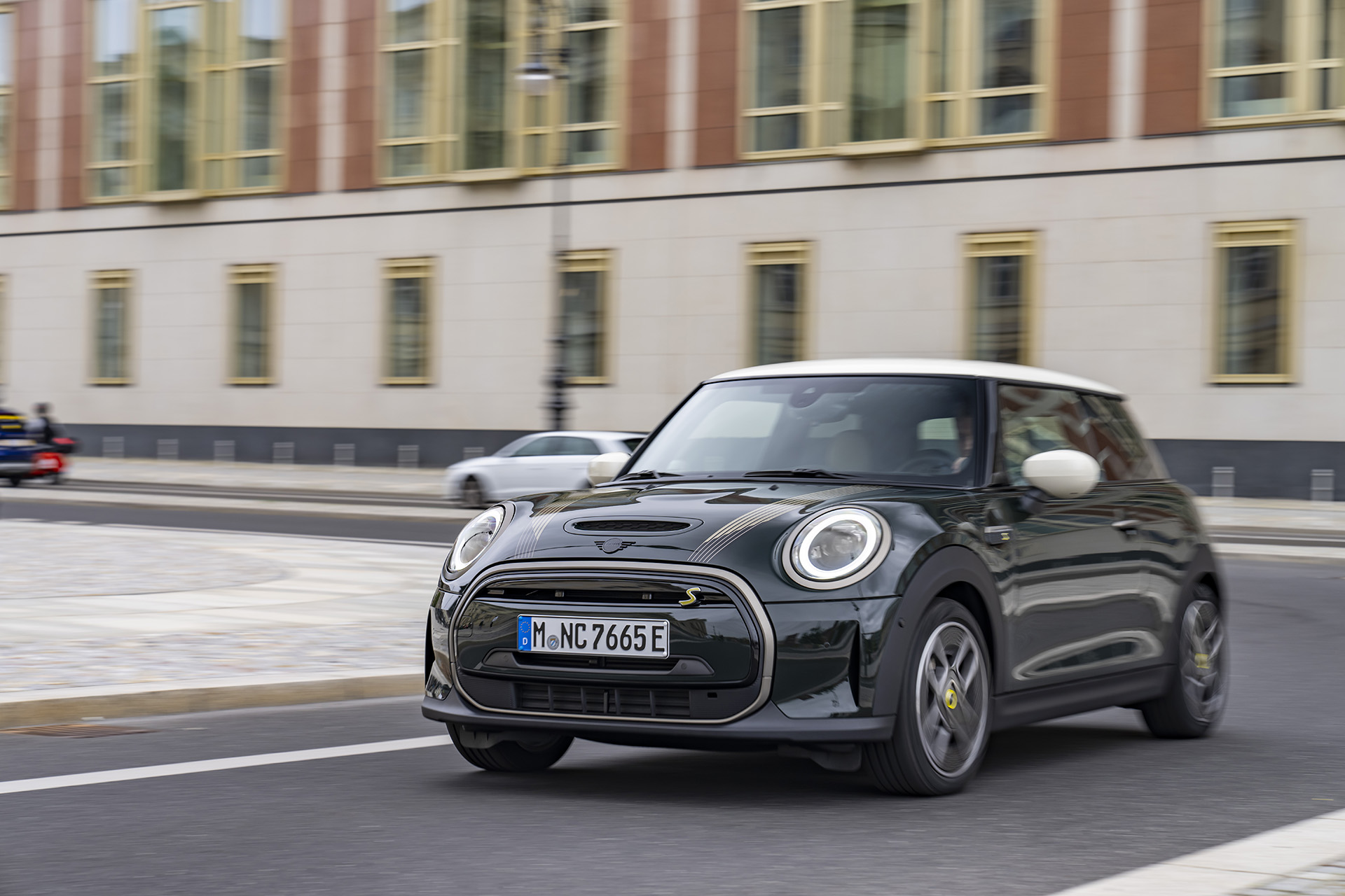 2022 Mini Cooper SE Resolute Edition Front Three-Quarter Wallpapers (2)