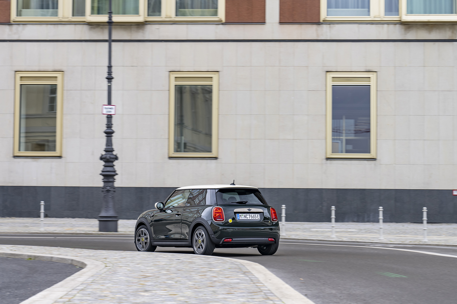 2022 Mini Cooper SE Resolute Edition Rear Three-Quarter Wallpapers (3)