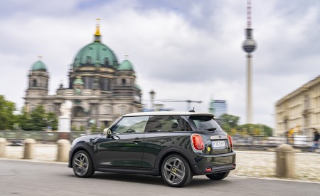 2022 Mini Cooper SE Resolute Edition Rear Three-Quarter Wallpapers 450x275 (4)