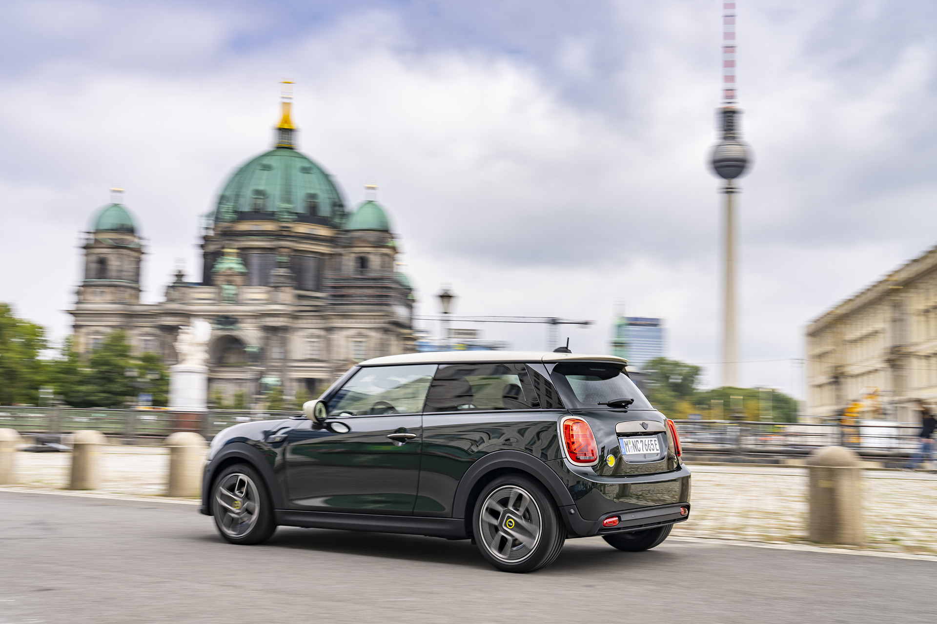 2022 Mini Cooper SE Resolute Edition Rear Three-Quarter Wallpapers (4)