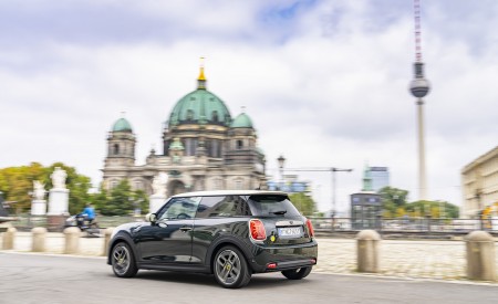 2022 Mini Cooper SE Resolute Edition Rear Three-Quarter Wallpapers 450x275 (5)