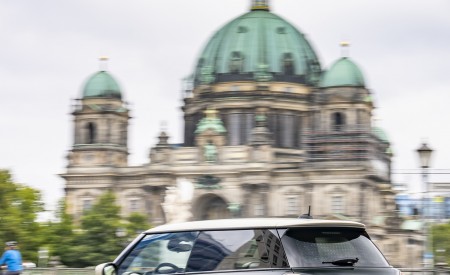 2022 Mini Cooper SE Resolute Edition Rear Three-Quarter Wallpapers 450x275 (6)