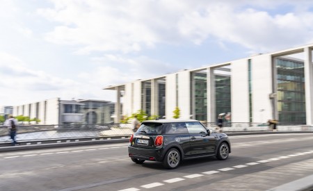 2022 Mini Cooper SE Resolute Edition Rear Three-Quarter Wallpapers 450x275 (68)