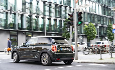 2022 Mini Cooper SE Resolute Edition Rear Three-Quarter Wallpapers 450x275 (60)