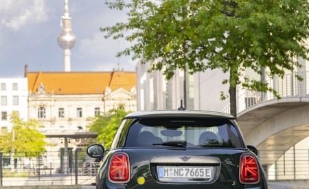 2022 Mini Cooper SE Resolute Edition Rear Wallpapers 450x275 (71)
