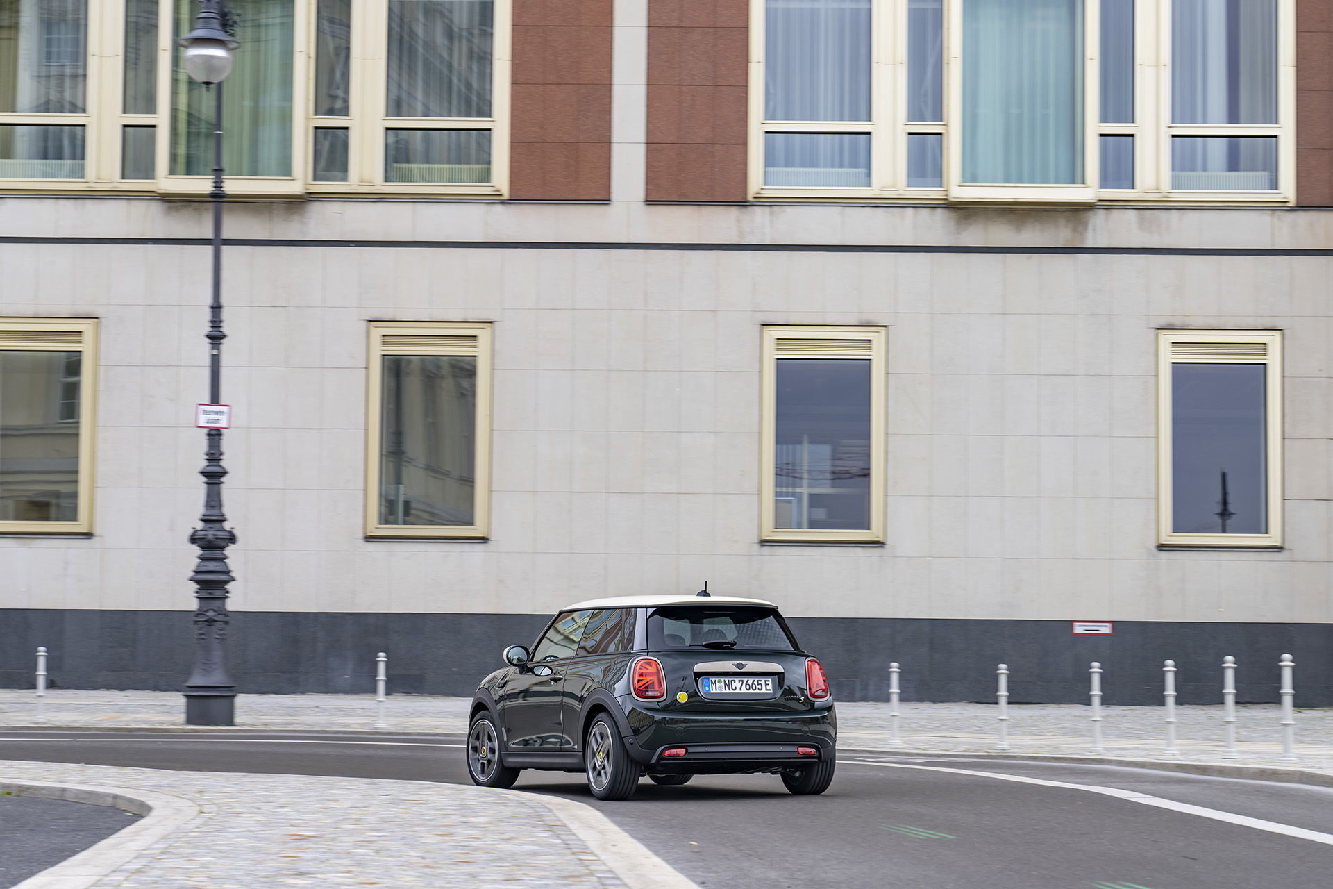 2022 Mini Cooper SE Resolute Edition Rear Wallpapers (9)