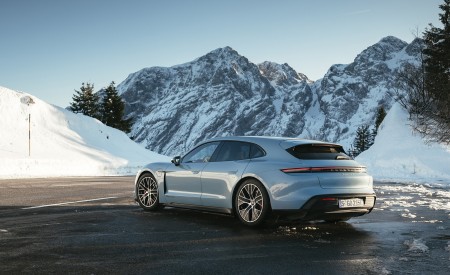 2022 Porsche Taycan 4S Sport Turismo (Color: Frozen Blue Metallic) Rear Three-Quarter Wallpapers 450x275 (11)