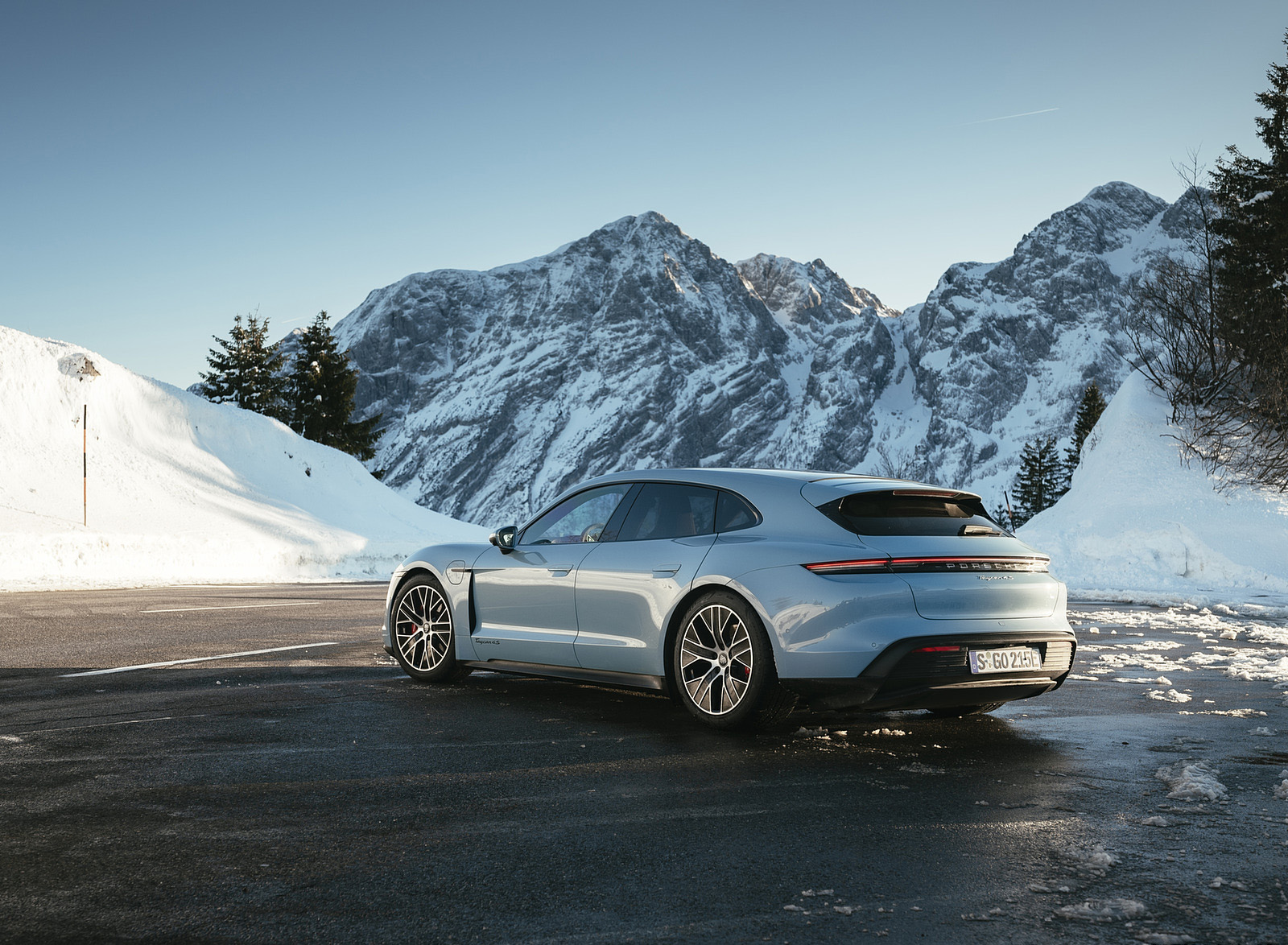 2022 Porsche Taycan 4S Sport Turismo (Color: Frozen Blue Metallic) Rear Three-Quarter Wallpapers (11)