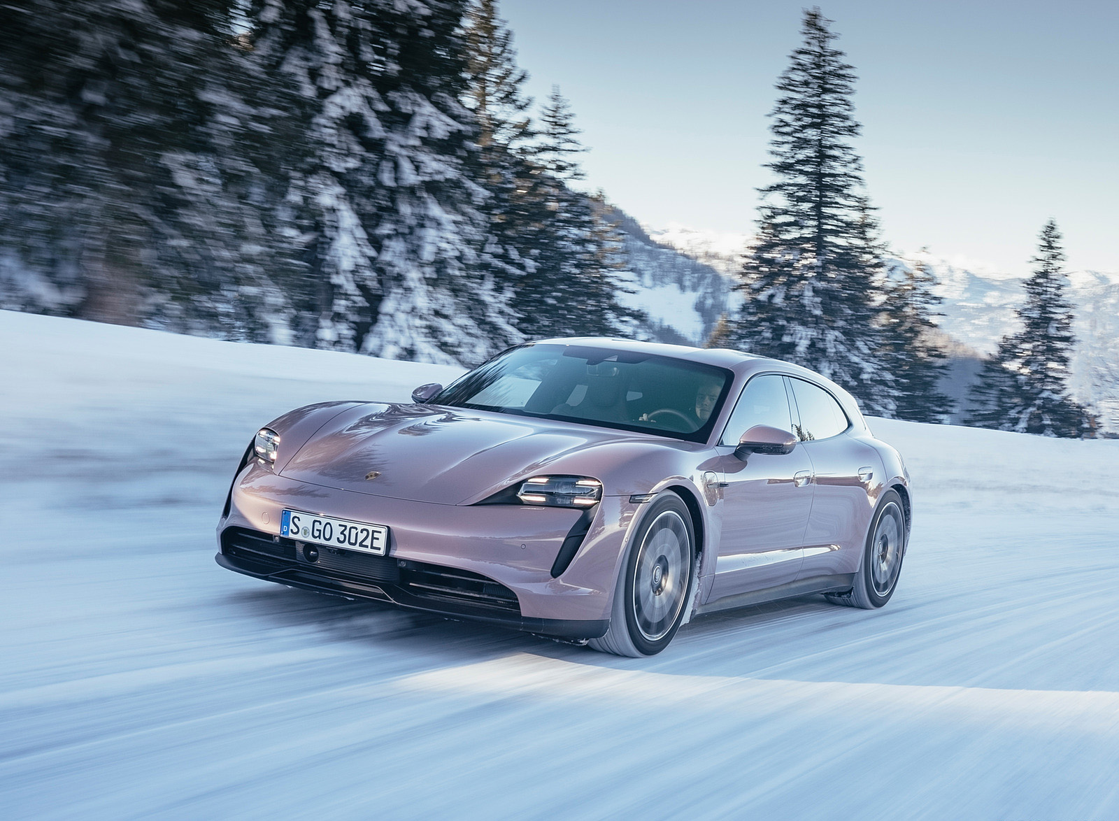 2022 Porsche Taycan Sport Turismo (Color: Frozen Berry Metallic) Front Three-Quarter Wallpapers (2)