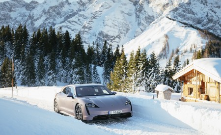 2022 Porsche Taycan Sport Turismo (Color: Frozen Berry Metallic) Front Three-Quarter Wallpapers 450x275 (16)