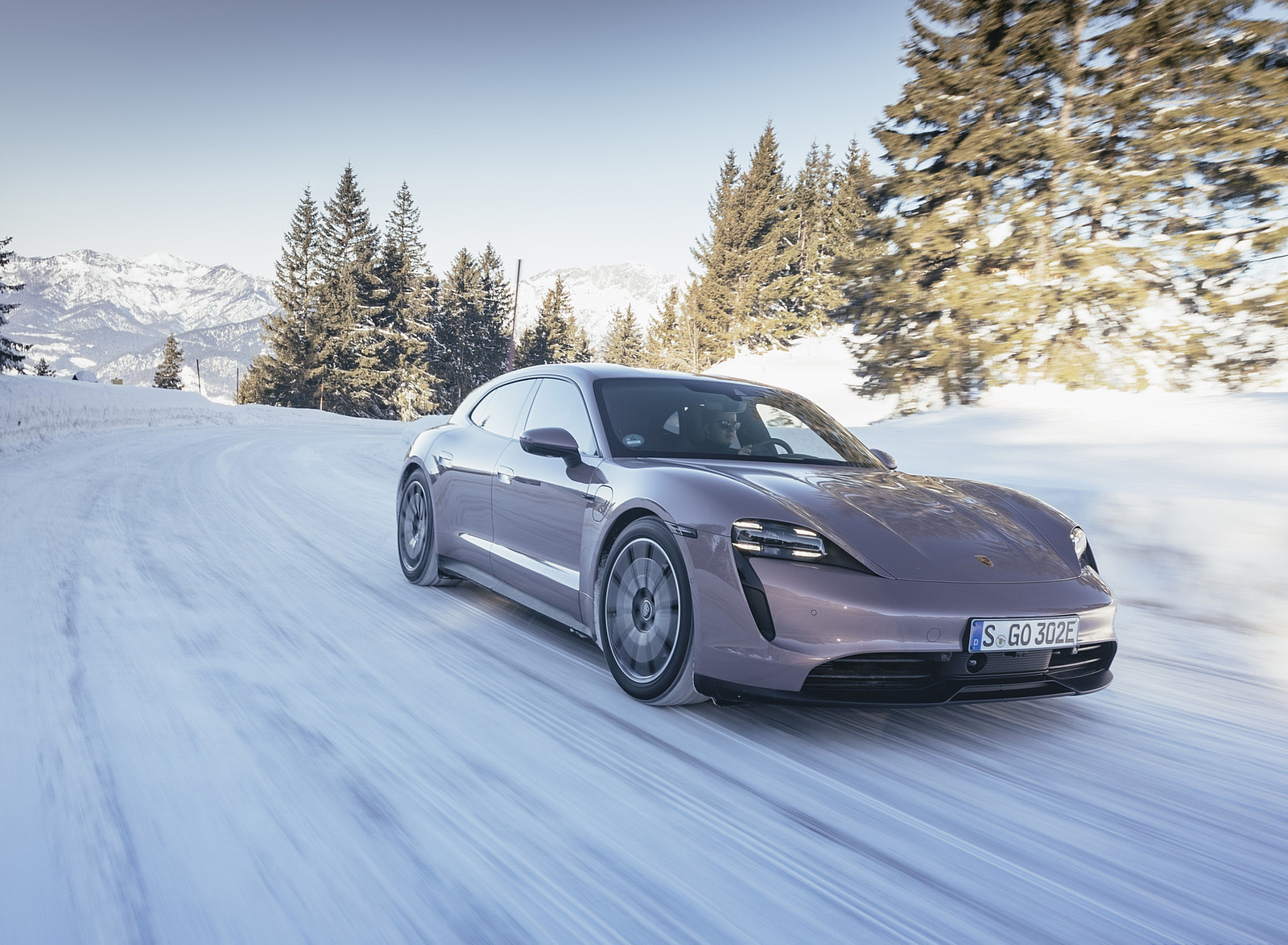 2022 Porsche Taycan Sport Turismo (Color: Frozen Berry Metallic) Front Three-Quarter Wallpapers (4)