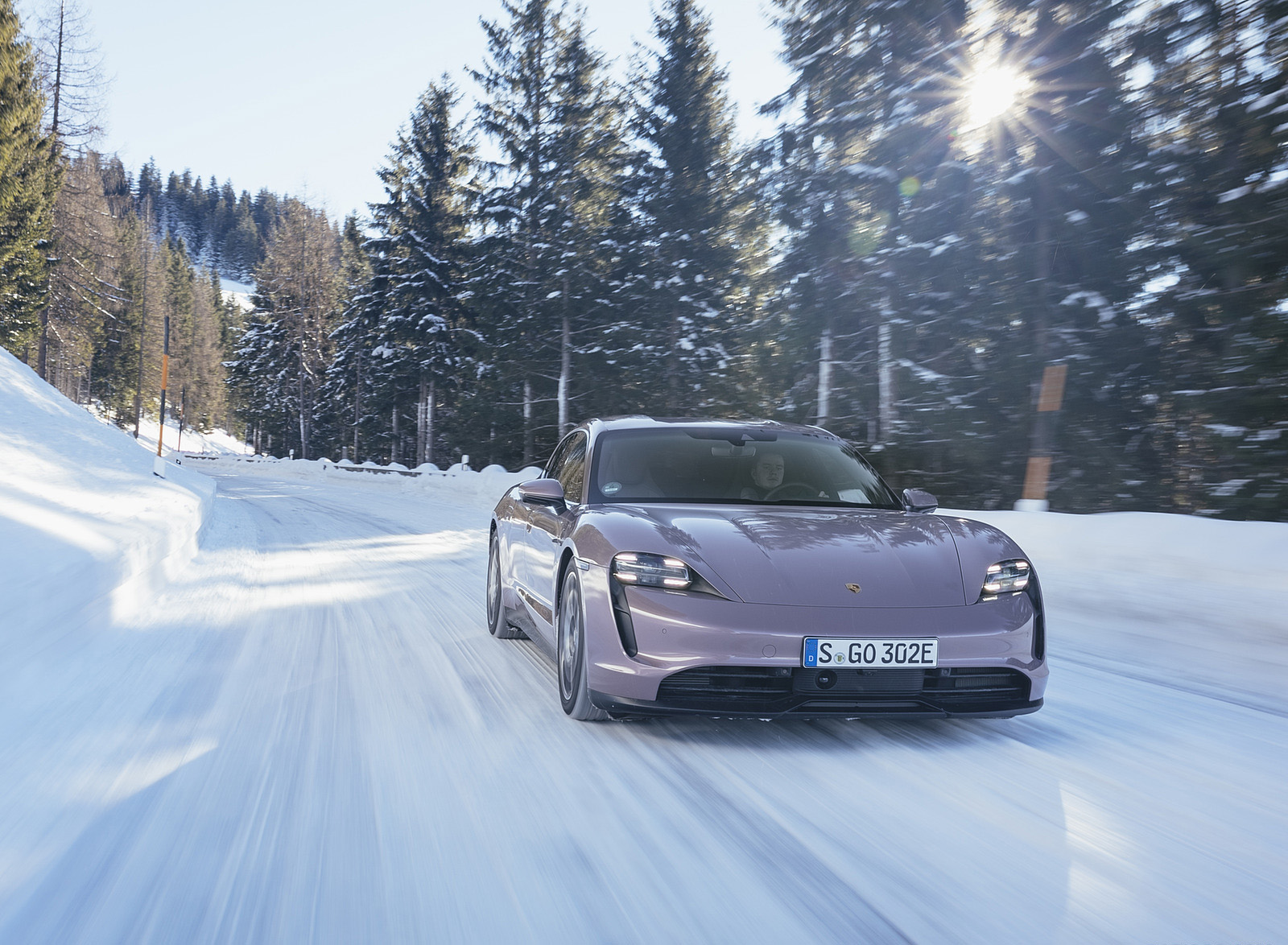 2022 Porsche Taycan Sport Turismo (Color: Frozen Berry Metallic) Front Wallpapers (5)