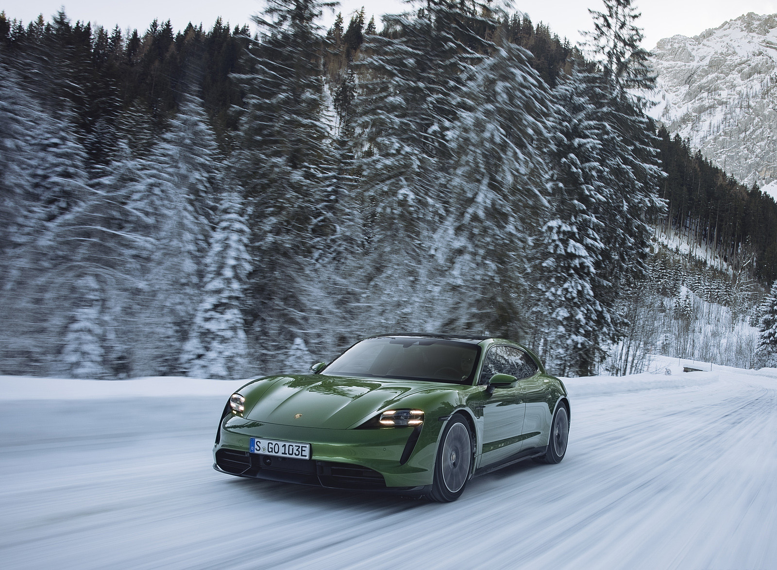 2022 Porsche Taycan Turbo S Sport Turismo (Color: Mamba Green Metallic) Front Three-Quarter Wallpapers (4)