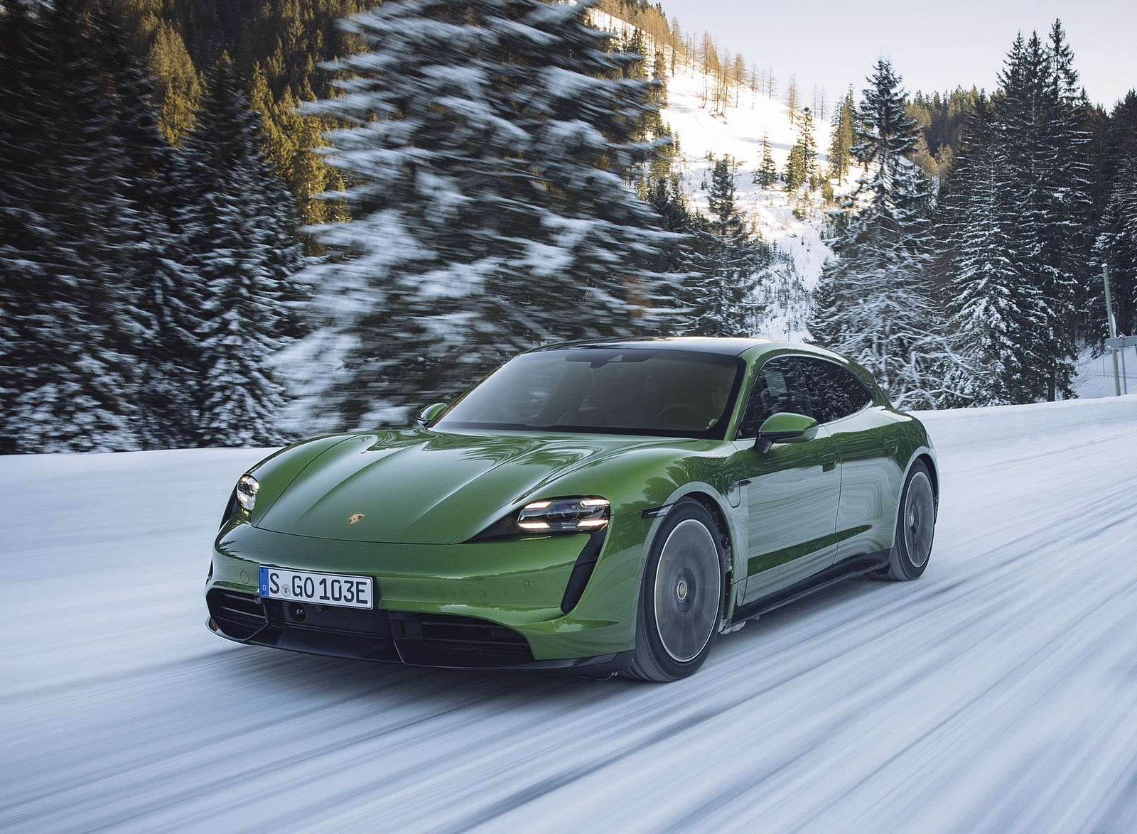 2022 Porsche Taycan Turbo S Sport Turismo (Color: Mamba Green Metallic) Front Three-Quarter Wallpapers (1)