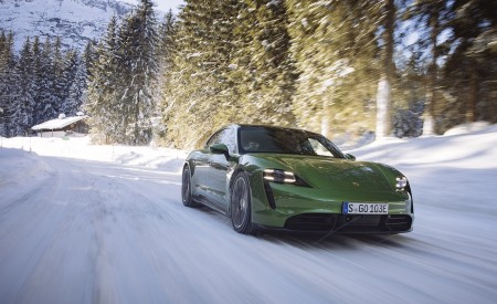 2022 Porsche Taycan Turbo S Sport Turismo (Color: Mamba Green Metallic) Front Three-Quarter Wallpapers 450x275 (8)