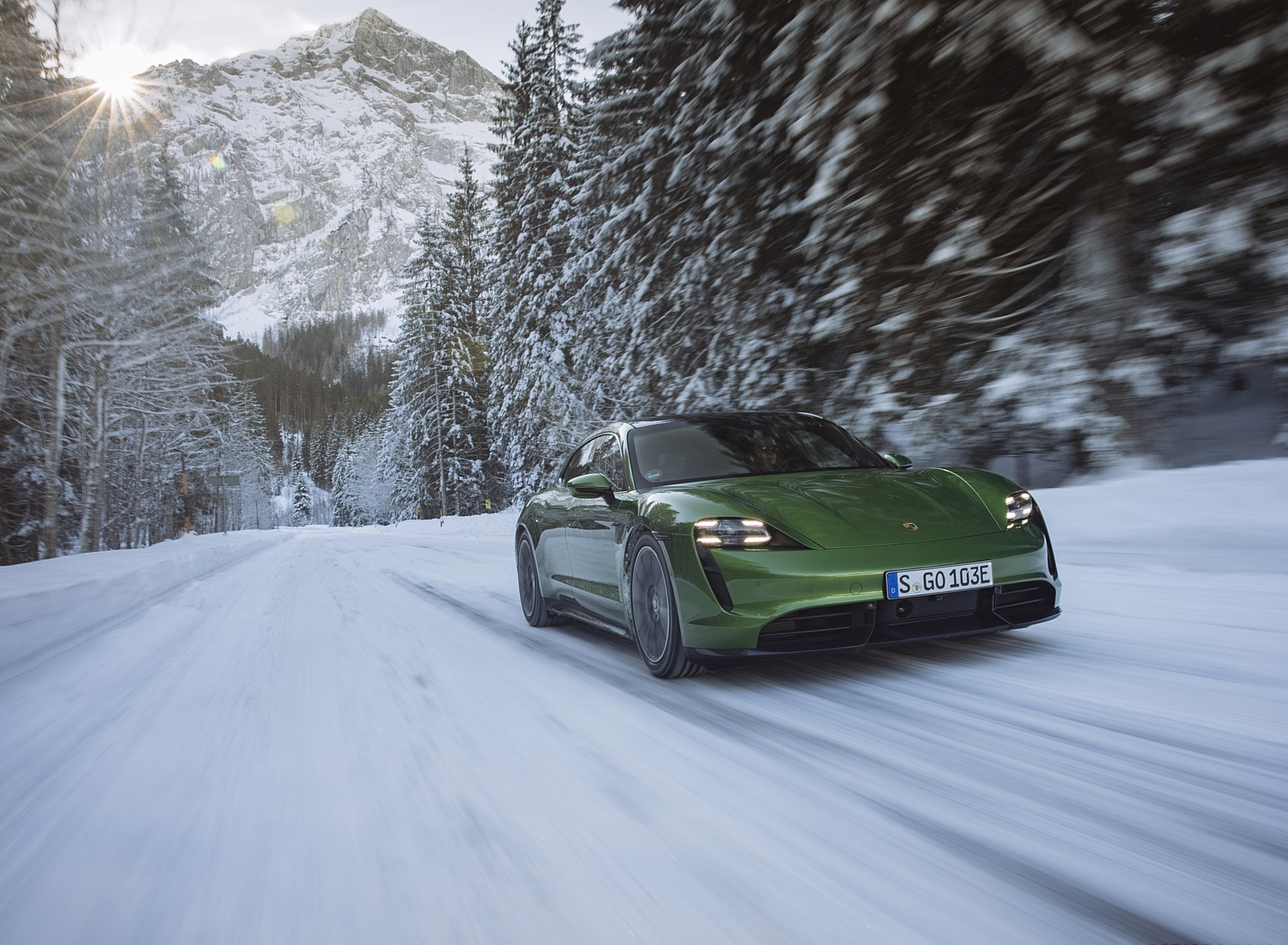 2022 Porsche Taycan Turbo S Sport Turismo (Color: Mamba Green Metallic) Front Wallpapers (9)