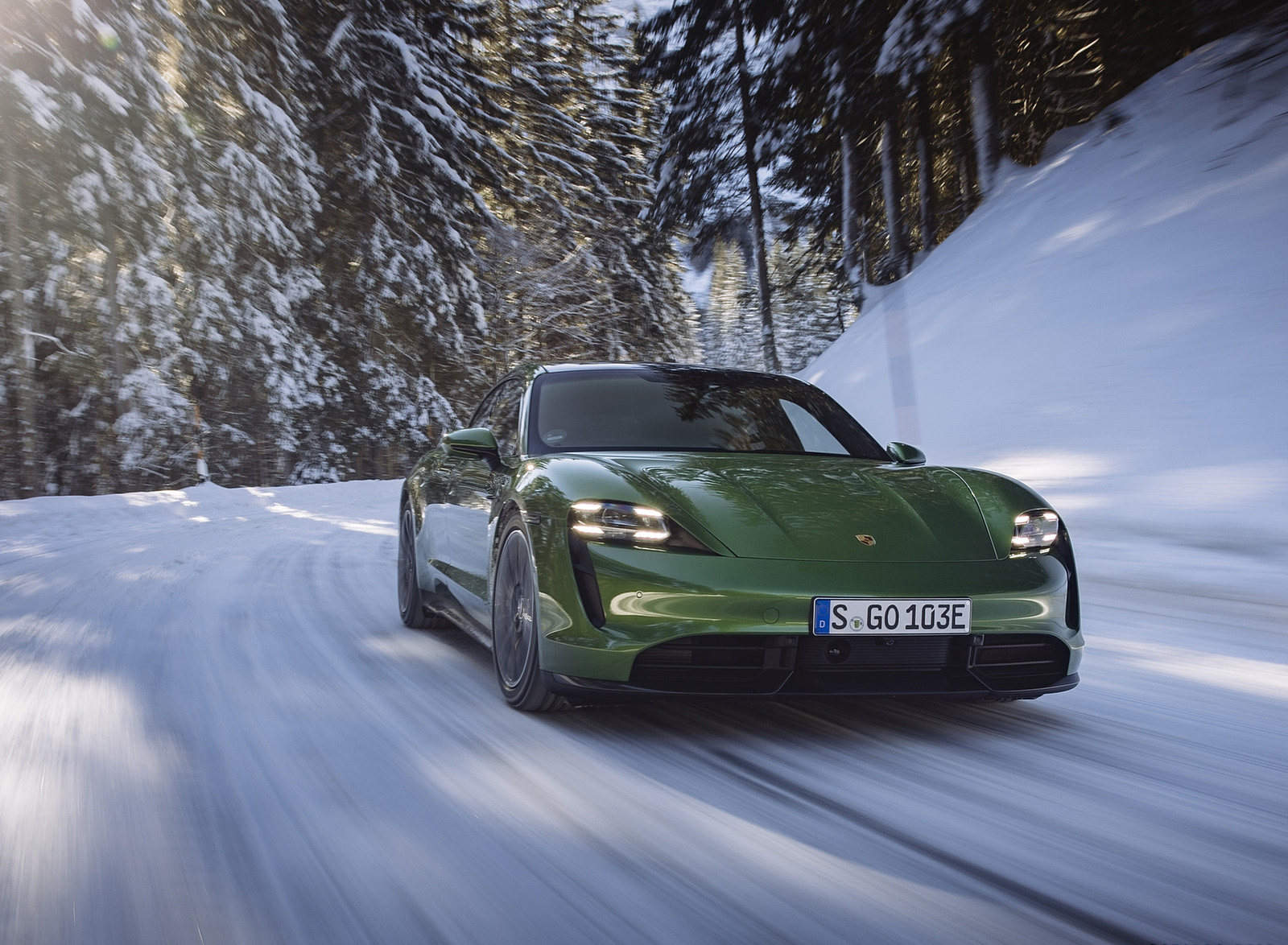 2022 Porsche Taycan Turbo S Sport Turismo (Color: Mamba Green Metallic) Front Wallpapers (6)