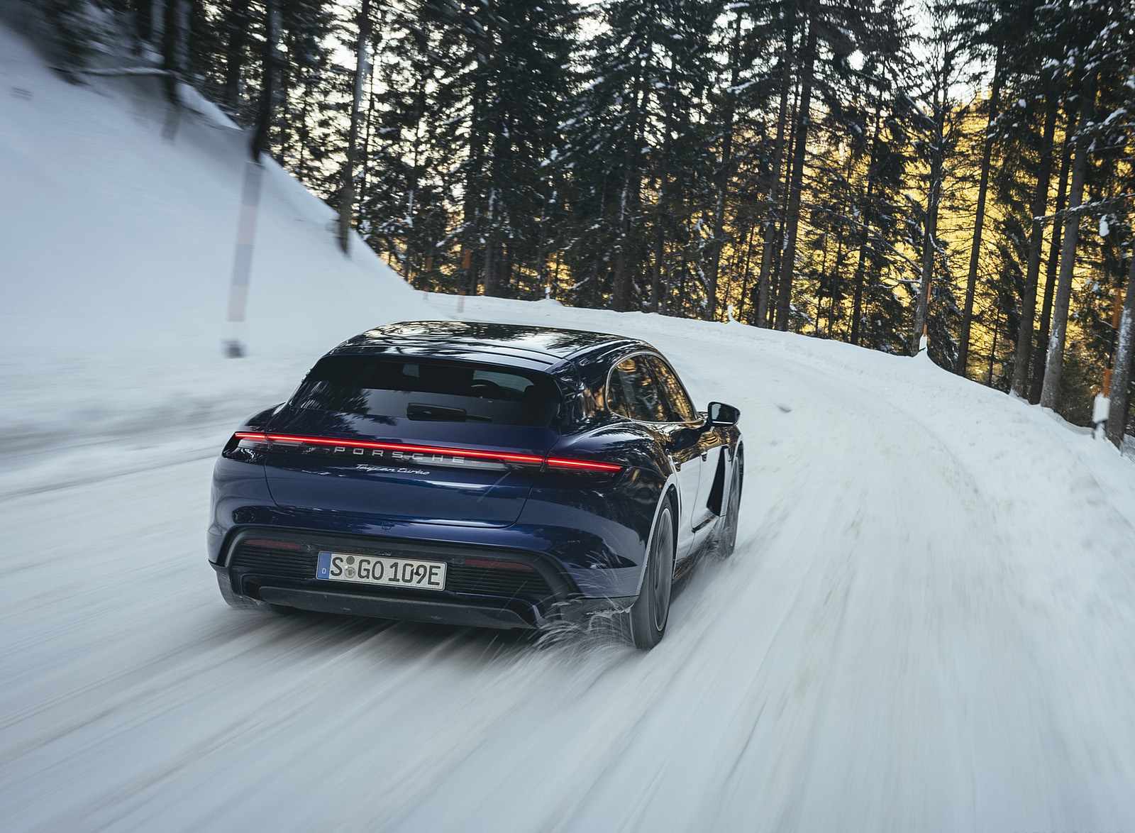 2022 Porsche Taycan Turbo Sport Turismo (Color: Gentian Blue Metallic) Rear Wallpapers #7 of 19