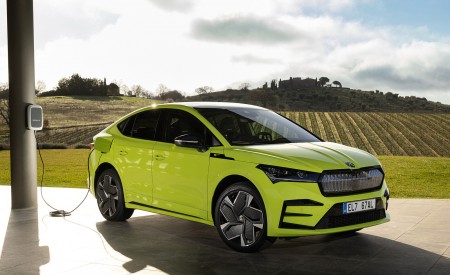 2022 Škoda ENYAQ Coupe RS iV Front Three-Quarter Wallpapers 450x275 (76)