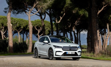 2022 Škoda ENYAQ Coupe iV (Color: Moon White) Front Three-Quarter Wallpapers 450x275 (29)