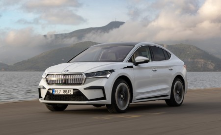 2022 Škoda ENYAQ Coupe iV (Color: Moon White) Front Three-Quarter Wallpapers 450x275 (18)