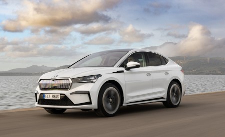 2022 Škoda ENYAQ Coupe iV (Color: Moon White) Front Three-Quarter Wallpapers 450x275 (19)