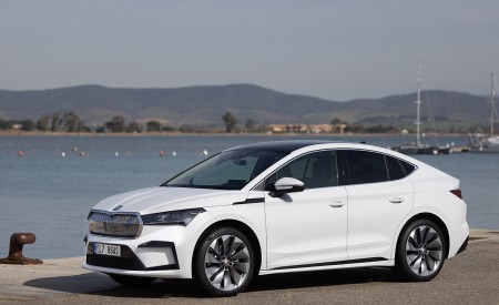 2022 Škoda ENYAQ Coupe iV (Color: Moon White) Front Three-Quarter Wallpapers 450x275 (25)