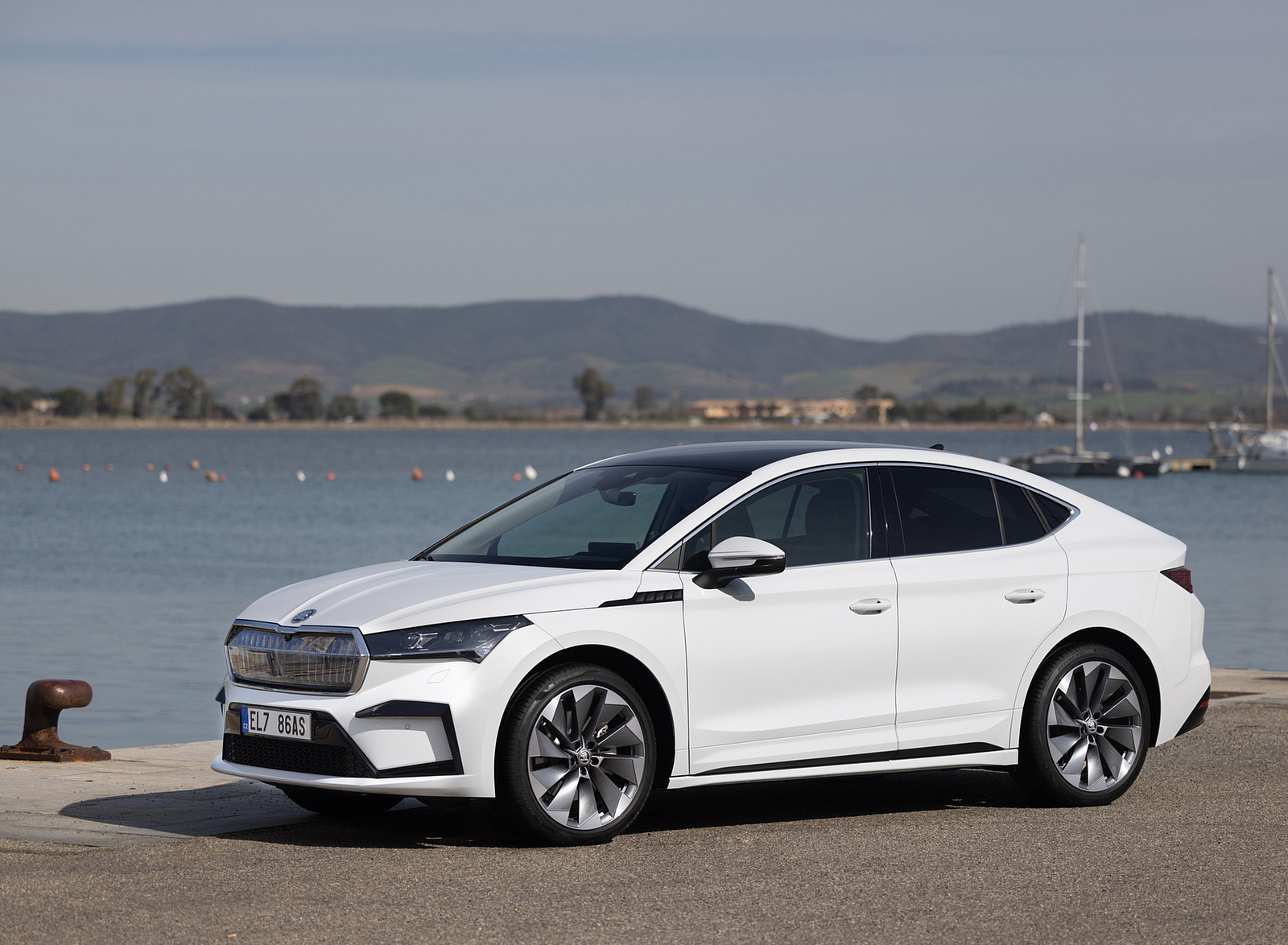 2022 Škoda ENYAQ Coupe iV (Color: Moon White) Front Three-Quarter Wallpapers #47 of 173