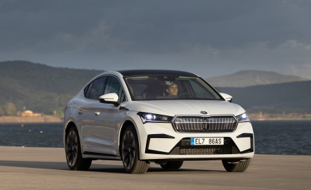 2022 Škoda ENYAQ Coupe iV (Color: Moon White) Front Three-Quarter Wallpapers 450x275 (14)