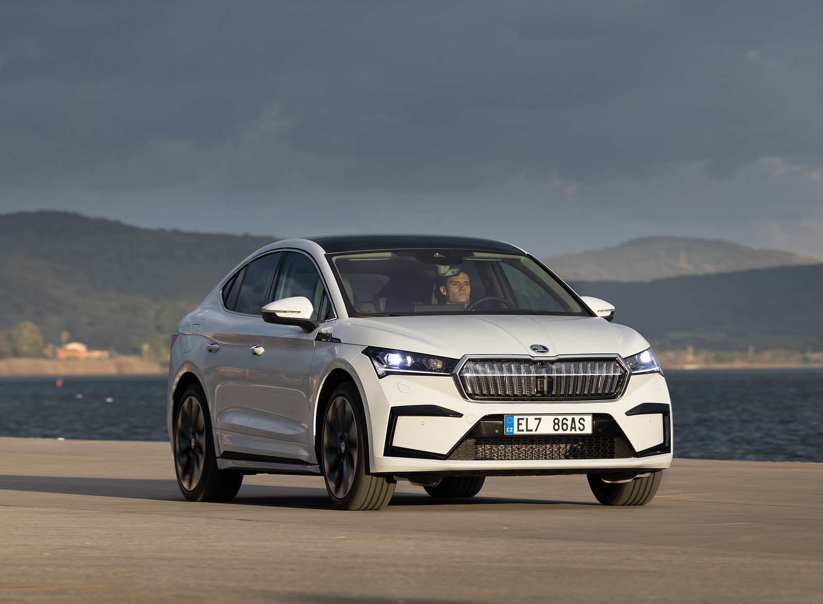 2022 Škoda ENYAQ Coupe iV (Color: Moon White) Front Three-Quarter Wallpapers #36 of 173