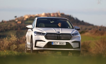 2022 Škoda ENYAQ Coupe iV (Color: Moon White) Front Wallpapers 450x275 (11)