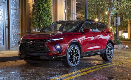 2023 Chevrolet Blazer RS Front Three-Quarter Wallpapers 450x275 (2)