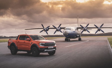 2023 Ford Ranger Raptor (EU-Spec) Front Three-Quarter Wallpapers 450x275 (21)