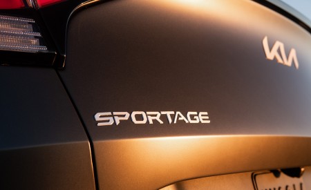 2023 Kia Sportage PHEV Badge Wallpapers 450x275 (19)