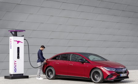 2023 Mercedes-AMG EQE 43 4MATIC (Color: MANUFAKTUR hyacinth red) Charging Wallpapers 450x275 (25)